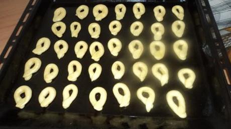 Taralli salati Disponete i taralli sulla piastra del forno precedentemente unta di olio, infornate in forno caldo a 200° per 10 minuti poi girateli e infornare per altri 10 minuti.