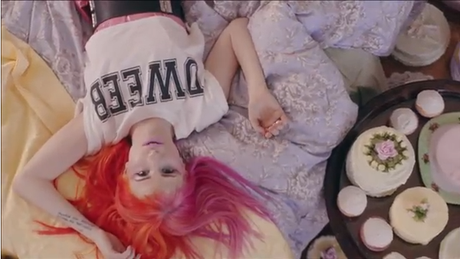Stereo Heart : Paramore - Still Into You !