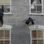 Sospesi in verticale sulla casa: l'istallazione a Londra 02