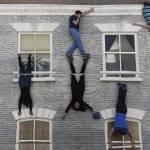 Sospesi in verticale sulla casa: l’istallazione a Londra
