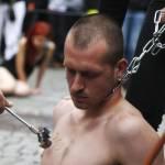 Praga, animalisti si fanno marchiare a fuoco per protesta