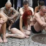 Praga, animalisti si fanno marchiare a fuoco per protesta03