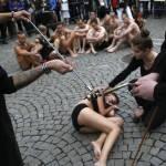 Praga, animalisti si fanno marchiare a fuoco per protesta01