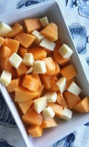 Aperitivo in terrazza: melone condito, pecorino e menta 20130627-222913.jpg