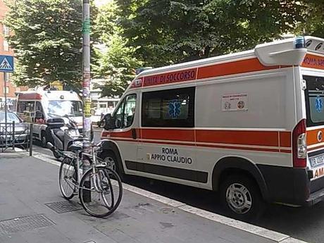Le ambulanze di Pietralata e i volontari gli habitué della doppia fila. Chissà se sanno quanti incidenti (che richiedono ambulanze) la doppia fila genera all'anno...