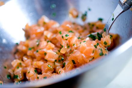 Tartare di salmone e porri