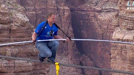 Sospeso su filo attraversa il Grand Canyon: la storica sfida di Wallenda stasera in onda su Discovery Channel (Sky 401, 402 e in Hd)‏