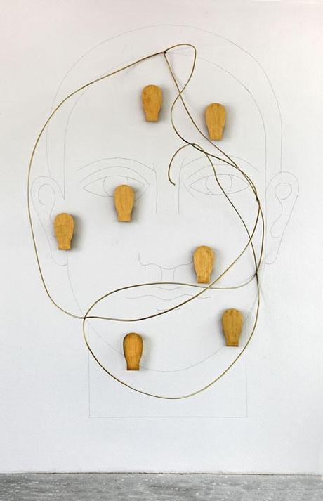Mimmo Paladino, Senza Titolo, matita su muro, foglia d'oro ed ottone, 300 x 208 x 100 cm, 2013