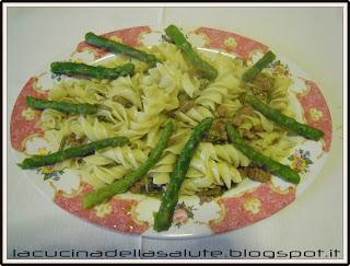 Fusilloni giganti con asparagi e salsiccia