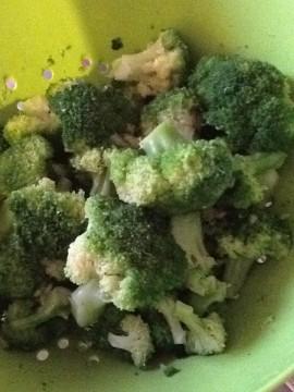 Mondate e lavate i broccoli e fateli sbollentare in acqua leggermente salata. Scolateli e lasciateli raffreddare.