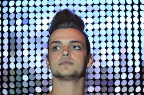 Valerio Scanu apre il tour con un trucco e parrucco che “Amy Winehouse chi?” – le foto