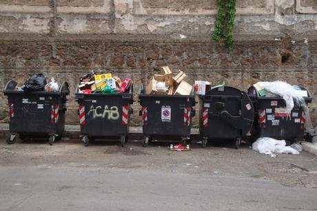 SIAMO RIMASTI AL MEDIOEVO! ANCORA COI PRIMITIVI BIDONI DELLA MONNEZZA, PERALTRO DEVASTATI DA VANDALI, TAGGAROLI E TRASLOCATORI RUMENI... SIAMO RIMASTI AL MEDIOEVO! ANCORA COI PRIMITIVI BIDONI DELLA MONNEZZA, PERALTRO DEVASTATI DA VANDALI, TAGGAROLI E TRASLOCATORI RUMENI...