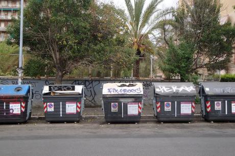 SIAMO RIMASTI AL MEDIOEVO! ANCORA COI PRIMITIVI BIDONI DELLA MONNEZZA, PERALTRO DEVASTATI DA VANDALI, TAGGAROLI E TRASLOCATORI RUMENI... SIAMO RIMASTI AL MEDIOEVO! ANCORA COI PRIMITIVI BIDONI DELLA MONNEZZA, PERALTRO DEVASTATI DA VANDALI, TAGGAROLI E TRASLOCATORI RUMENI...