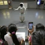 Asimo, il robot che fa la guida al museo di Tokyo03