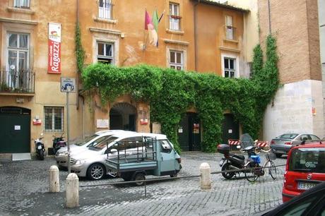 AREA PEDONALE? DIVIETO DI SOSTA? NESSUN PROBLEMA! A ROMA PUOI RISOLVERE GRAZIE ALL'ARREDO URBANO FATTO CON I PIEDI! AREA PEDONALE? DIVIETO DI SOSTA? NESSUN PROBLEMA! A ROMA PUOI RISOLVERE GRAZIE ALL'ARREDO URBANO FATTO CON I PIEDI!