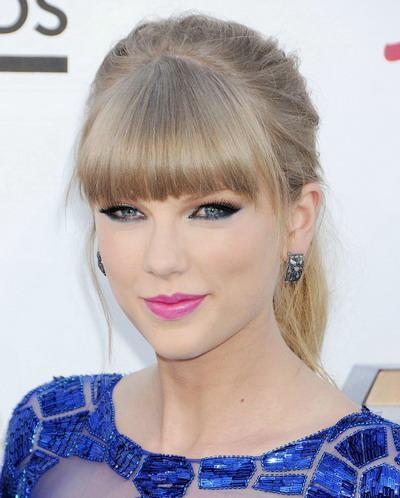 Taylor-Swift-Billboard-Award-2013-Makeup-opening