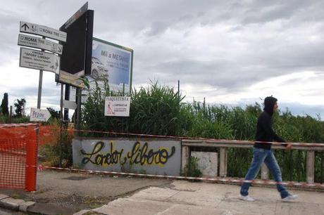 UNA DELLE TANTE IMMAGINI EMBLEMATICHE DI ROMA. CARTELLONI E INSEGNE ABUSIVE SOMMERGONO LA SEGNALETICA STRADALE UNA DELLE TANTE IMMAGINI EMBLEMATICHE DI ROMA. CARTELLONI E INSEGNE ABUSIVE SOMMERGONO LA SEGNALETICA STRADALE