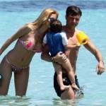 Adriana Volpe con marito e figlia in spiaggia a Formentera06