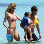 Adriana Volpe con marito e figlia in spiaggia a Formentera07