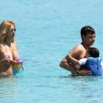 Adriana Volpe con marito e figlia in spiaggia a Formentera08