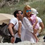 Adriana Volpe con marito e figlia in spiaggia a Formentera03