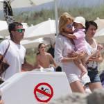 Adriana Volpe con marito e figlia in spiaggia a Formentera02