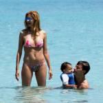 Adriana Volpe con marito e figlia in spiaggia a Formentera04