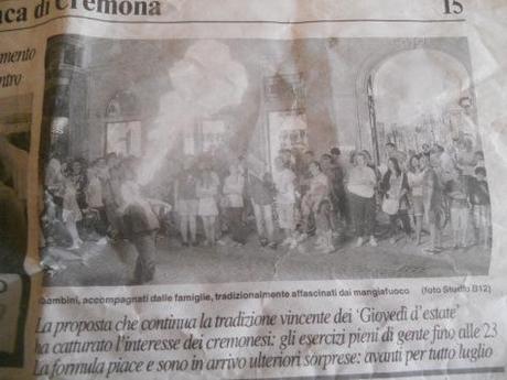 Mangiafuoco, rimasto nullatenente e senza aiuti dal comune, si affida alla sensibilità dei cremonesi Una foto del giornale La Provincia dedicata ai Giovedì d'estate del 2011: Giacomo colognese fa fuoco e fiamme!