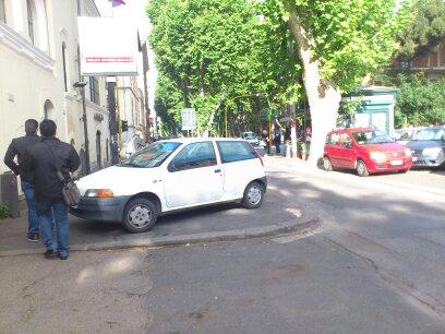 Il quotidiano percorso in metro da Eur a Lepanto è ogni giorno costellato di queste scene (salvo quella dei Vigili, per ora un atto unico)