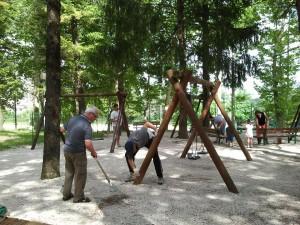 968817_10200573892768503_1226698407_n Curiamo il parco giochi: genitori e Comune uniscono le forze