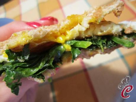 Toast di spinaci e occhio di bue in croccanti fette di pane home made: la soddisfazione che non ha eguali Toast di spinaci e occhio di bue in croccanti fette di pane home made: la soddisfazione che non ha eguali