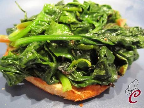 Toast di spinaci e occhio di bue in croccanti fette di pane home made: la soddisfazione che non ha eguali Toast di spinaci e occhio di bue in croccanti fette di pane home made: la soddisfazione che non ha eguali