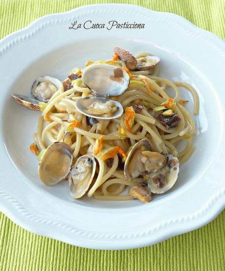 Spaghetti risottati alle vongole con alga dulse e fiori di zucca