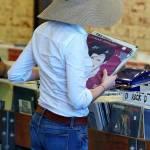 Anne Hathaway nel negozio di dischi in vinile 07