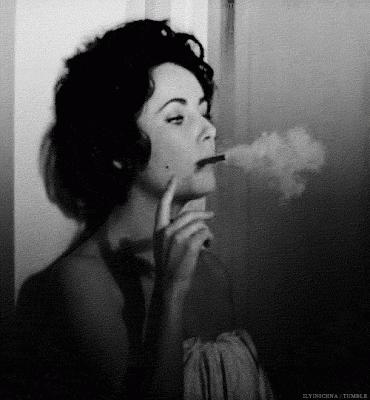Liz Taylor e la sigaretta dopo la doccia