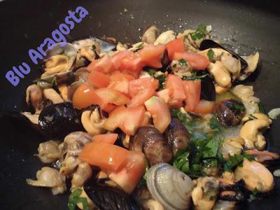 Il mare nel piatto: pasta cozze e vongole, riccio di mare e bottarga