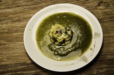 Sfoglia di uova ed erbette aromatiche su crema fredda di asparagi