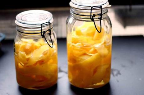 Bucce di limoni in infusione per preparare il limoncello allo zafferano