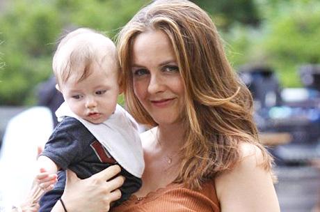 Alicia-Silverstone-Chews-Food-For-Her-Child-Like-a-Bird