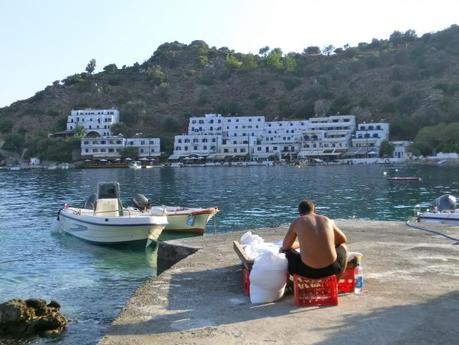Un pescatore al lavoro Pescatore - Loutro (Creta), Grecia