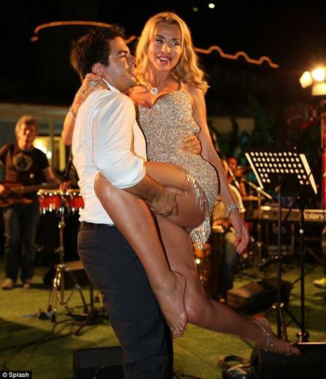 Valeria Marini sulla stampa straniera: “Dirty dancing” con Eli Roth – le foto