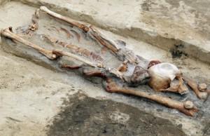 Scoperto in Polonia un cimitero di vampiri: avevano il cranio posizionato fra le gambe
