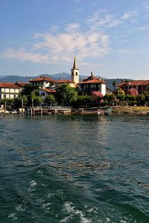 L'isola dei Pescatori risplende sul lago Maggiore.