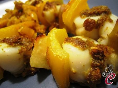 Spiedini di seppia e frammenti di sapori: un perfetto gioco di contrasti e legami Spiedini di seppia e frammenti di sapori: un perfetto gioco di contrasti e legami