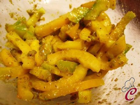 Spiedini di seppia e frammenti di sapori: un perfetto gioco di contrasti e legami Spiedini di seppia e frammenti di sapori: un perfetto gioco di contrasti e legami