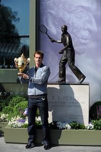 Wimbledon: Andy Murray con la Challenge Cup davanti al monumento a Fred Perry