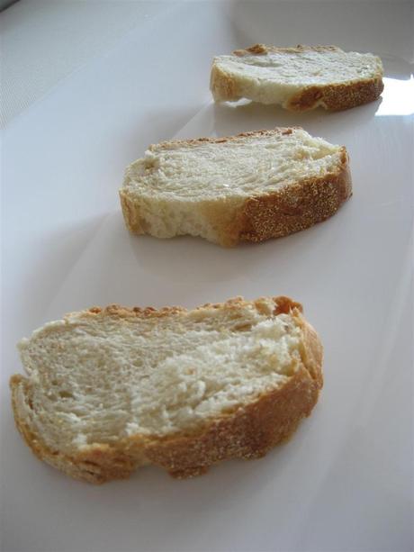 Un Altopiano da gustare, la colazione ideale: ricotta, fichi, crudo e miele. riscaldare le fettine di pane in forno