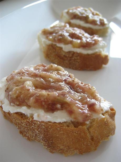 Un Altopiano da gustare, la colazione ideale: ricotta, fichi, crudo e miele. spalmare ricotta e un pò di fichi