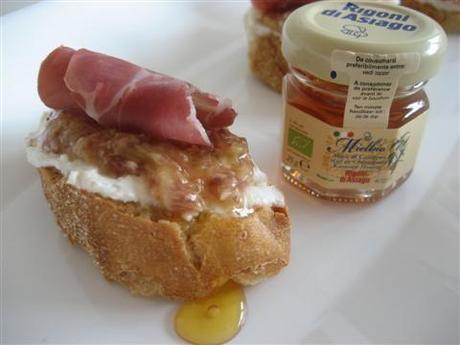 Un Altopiano da gustare, la colazione ideale: ricotta, fichi, crudo e miele. aggiungere una fettina di prosciutto crudo arrotolata