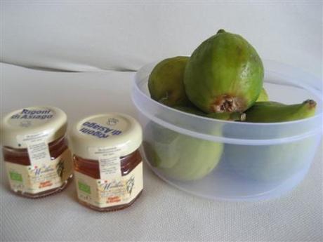 ingredienti della colazione ideale: ricotta, fichi, crudo e miele ingredienti della colazione ideale: ricotta, fichi, crudo e miele